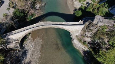 Konitsa 'nın eski taş köprüsü, Aoos nehri, hava aracı manzarası, Epirus, Yunanistan