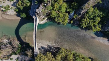 Konitsa 'nın eski taş köprüsü, Aoos nehri, hava aracı manzarası, Epirus, Yunanistan