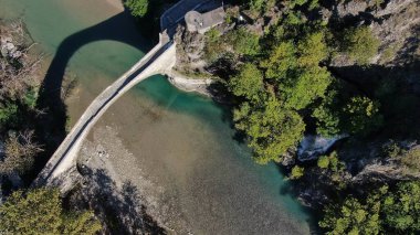 Konitsa 'nın eski taş köprüsü, Aoos nehri, hava aracı manzarası, Epirus, Yunanistan
