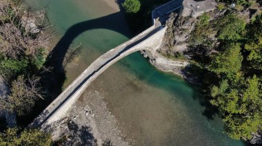 Konitsa 'nın eski taş köprüsü, Aoos nehri, hava aracı manzarası, Epirus, Yunanistan