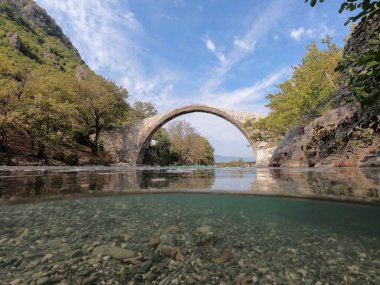 Konitsa 'nın eski taş köprüsü, Aoos nehri, yarı sualtı manzarası, Epirus, Yunanistan