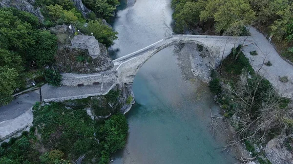 Konitsa 'nın eski taş köprüsü, Aoos nehri, hava aracı manzarası, Epirus, Yunanistan