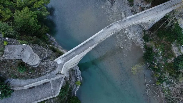 Konitsa 'nın eski taş köprüsü, Aoos nehri, hava aracı manzarası, Epirus, Yunanistan