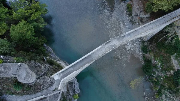 Konitsa 'nın eski taş köprüsü, Aoos nehri, hava aracı manzarası, Epirus, Yunanistan