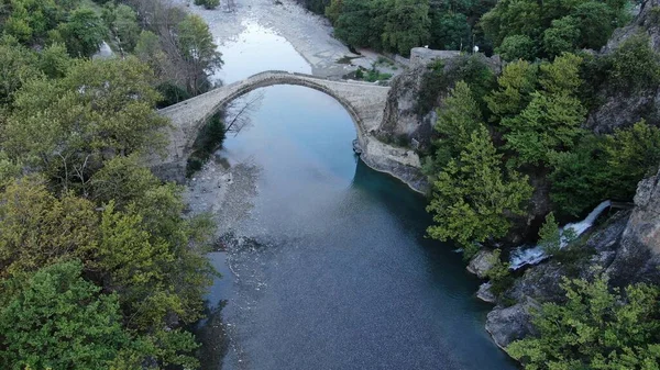 Konitsa 'nın eski taş köprüsü, Aoos nehri, hava aracı manzarası, Epirus, Yunanistan