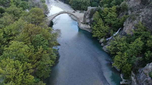 Konitsa 'nın eski taş köprüsü, Aoos nehri, hava aracı manzarası, Epirus, Yunanistan