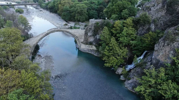 Konitsa 'nın eski taş köprüsü, Aoos nehri, hava aracı manzarası, Epirus, Yunanistan