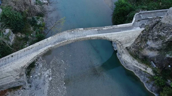 Konitsa 'nın eski taş köprüsü, Aoos nehri, hava aracı manzarası, Epirus, Yunanistan