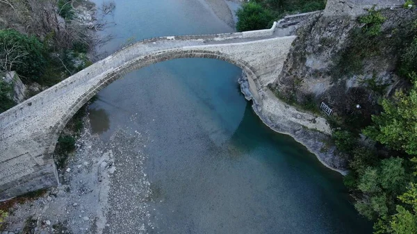 Konitsa 'nın eski taş köprüsü, Aoos nehri, hava aracı manzarası, Epirus, Yunanistan