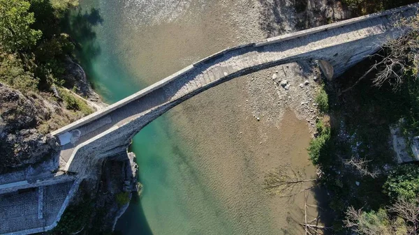 Konitsa 'nın eski taş köprüsü, Aoos nehri, hava aracı manzarası, Epirus, Yunanistan