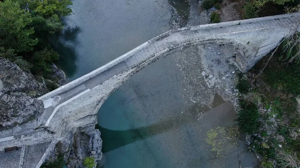 Konitsa 'nın eski taş köprüsü, Aoos nehri, hava aracı manzarası, Epirus, Yunanistan