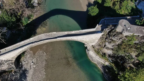 Konitsa 'nın eski taş köprüsü, Aoos nehri, hava aracı manzarası, Epirus, Yunanistan