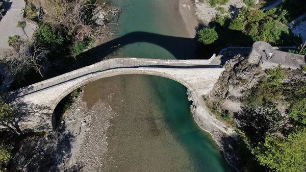 Konitsa 'nın eski taş köprüsü, Aoos nehri, hava aracı manzarası, Epirus, Yunanistan