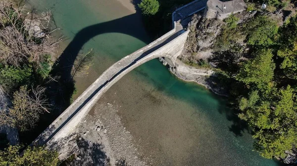 Konitsa 'nın eski taş köprüsü, Aoos nehri, hava aracı manzarası, Epirus, Yunanistan
