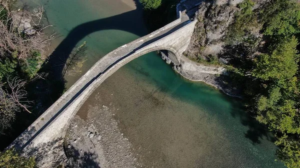Konitsa 'nın eski taş köprüsü, Aoos nehri, hava aracı manzarası, Epirus, Yunanistan