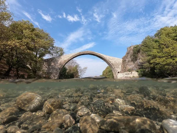 Παλιό Πέτρινο Γεφύρι Της Κόνιτσας Αώος Μισή Υποβρύχια Θέα Ήπειρος — Φωτογραφία Αρχείου