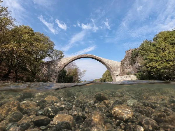 Konitsa Nın Eski Taş Köprüsü Aoos Nehri Yarı Sualtı Manzarası — Stok fotoğraf