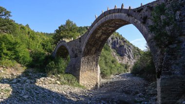 Plakida 'nın eski taş köprüsü, Zagori Ioannina, Epirus, Yunanistan