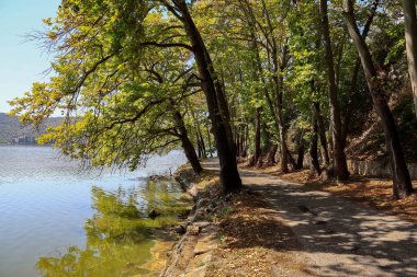 Kastoria City, Makedonya ve Yunanistan 'daki Orestiada Gölü göl yolu