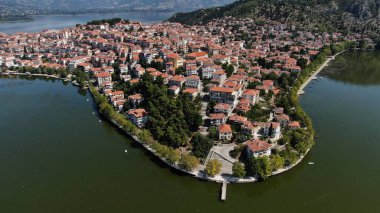 Kastoria kenti Orestiada Gölü 'nde, hava aracı manzaralı, Makedonya ve Yunanistan