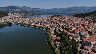 Kastoria kenti Orestiada Gölü 'nde, hava aracı manzaralı, Makedonya ve Yunanistan