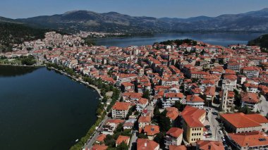 Kastoria kenti Orestiada Gölü 'nde, hava aracı manzaralı, Makedonya ve Yunanistan