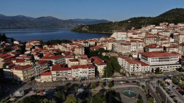 Kastoria kenti Orestiada Gölü 'nde, hava aracı manzaralı, Makedonya ve Yunanistan