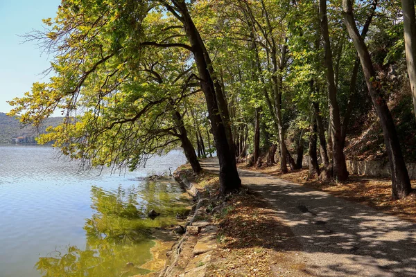 Kastoria City, Makedonya ve Yunanistan 'daki Orestiada Gölü göl yolu