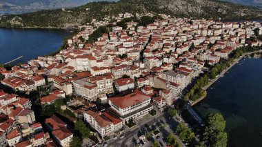 Kastoria kenti Orestiada Gölü 'nde, hava aracı manzaralı, Makedonya ve Yunanistan