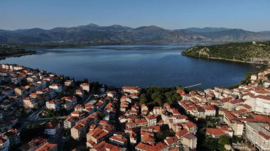 Kastoria kenti Orestiada Gölü 'nde, hava aracı manzaralı, Makedonya ve Yunanistan