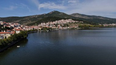 Kastoria kenti Orestiada Gölü 'nde, hava aracı manzaralı, Makedonya ve Yunanistan