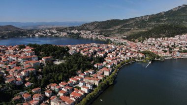 Kastoria kenti Orestiada Gölü 'nde, hava aracı manzaralı, Makedonya ve Yunanistan