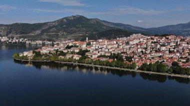 Kastoria kenti Orestiada Gölü 'nde, hava aracı manzaralı, Makedonya ve Yunanistan
