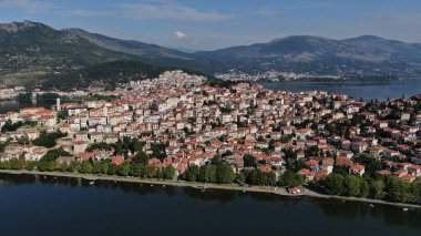 Kastoria kenti Orestiada Gölü 'nde, hava aracı manzaralı, Makedonya ve Yunanistan