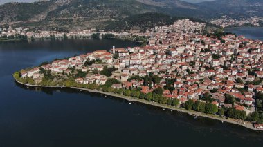 Kastoria kenti Orestiada Gölü 'nde, hava aracı manzaralı, Makedonya ve Yunanistan