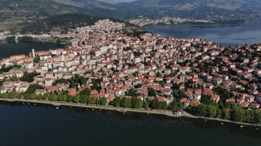 Kastoria kenti Orestiada Gölü 'nde, hava aracı manzaralı, Makedonya ve Yunanistan