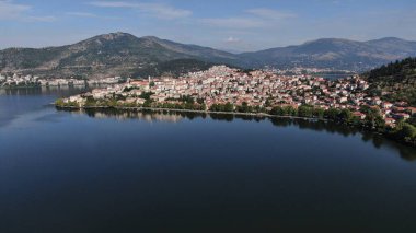 Kastoria kenti Orestiada Gölü 'nde, hava aracı manzaralı, Makedonya ve Yunanistan