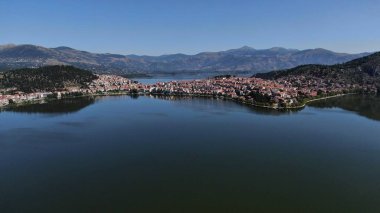Kastoria kenti Orestiada Gölü 'nde, hava aracı manzaralı, Makedonya ve Yunanistan