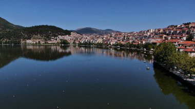 Kastoria kenti Orestiada Gölü 'nde, hava aracı manzaralı, Makedonya ve Yunanistan