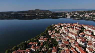 Kastoria kenti Orestiada Gölü 'nde, hava aracı manzaralı, Makedonya ve Yunanistan