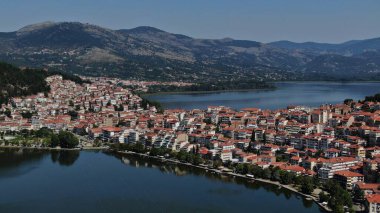 Kastoria kenti Orestiada Gölü 'nde, hava aracı manzaralı, Makedonya ve Yunanistan