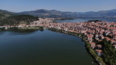 Kastoria kenti Orestiada Gölü 'nde, hava aracı manzaralı, Makedonya ve Yunanistan