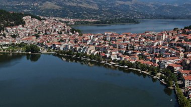 Kastoria kenti Orestiada Gölü 'nde, hava aracı manzaralı, Makedonya ve Yunanistan