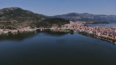 Kastoria kenti Orestiada Gölü 'nde, hava aracı manzaralı, Makedonya ve Yunanistan