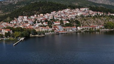 Kastoria kenti Orestiada Gölü 'nde, hava aracı manzaralı, Makedonya ve Yunanistan