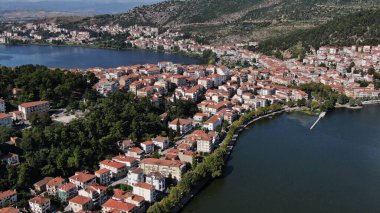 Kastoria kenti Orestiada Gölü 'nde, hava aracı manzaralı, Makedonya ve Yunanistan