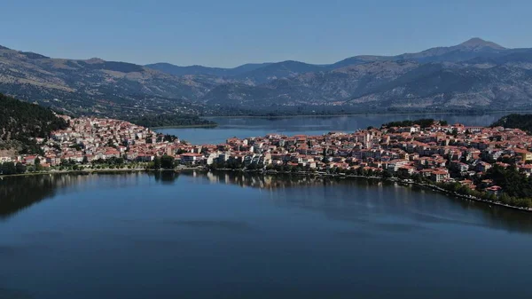 Kastoria kenti Orestiada Gölü 'nde, hava aracı manzaralı, Makedonya ve Yunanistan