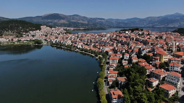 Kastoria kenti Orestiada Gölü 'nde, hava aracı manzaralı, Makedonya ve Yunanistan