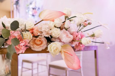 Düğün için farklı doğal çiçeklerle süslü bir çiçek dekoru.