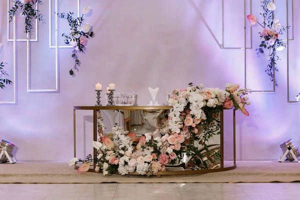 Mesa de recém-casados com decoração floral festiva em casamento com flores naturais — Fotografia de Stock